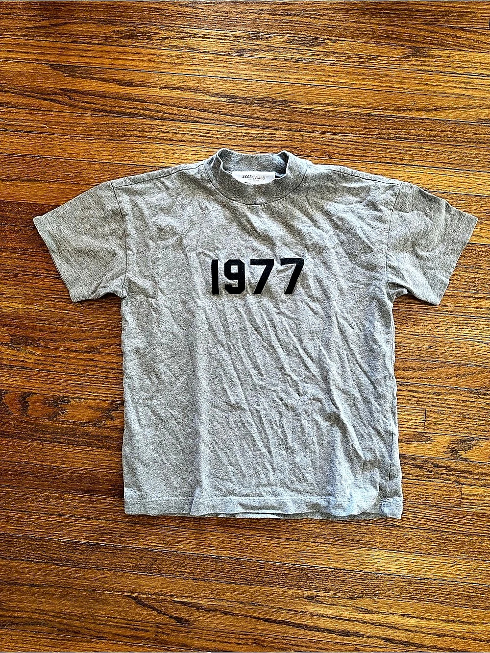 Fear of God Essentials 1977 T-Shirt 1977 Graphic Tee Gray